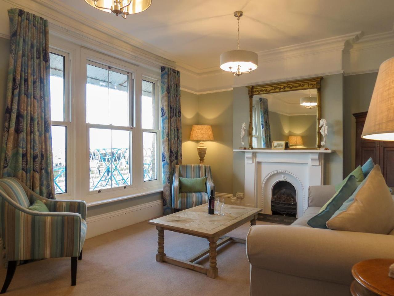 14 Market Cross Place - Beachfront Location With Lovely Sea Views - Aldeburgh Coastal Cottages Exterior photo