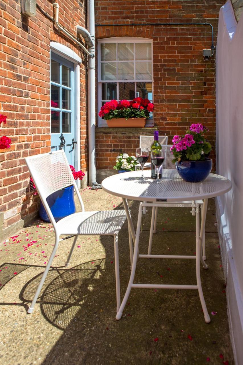 14 Market Cross Place - Beachfront Location With Lovely Sea Views - Aldeburgh Coastal Cottages Exterior photo
