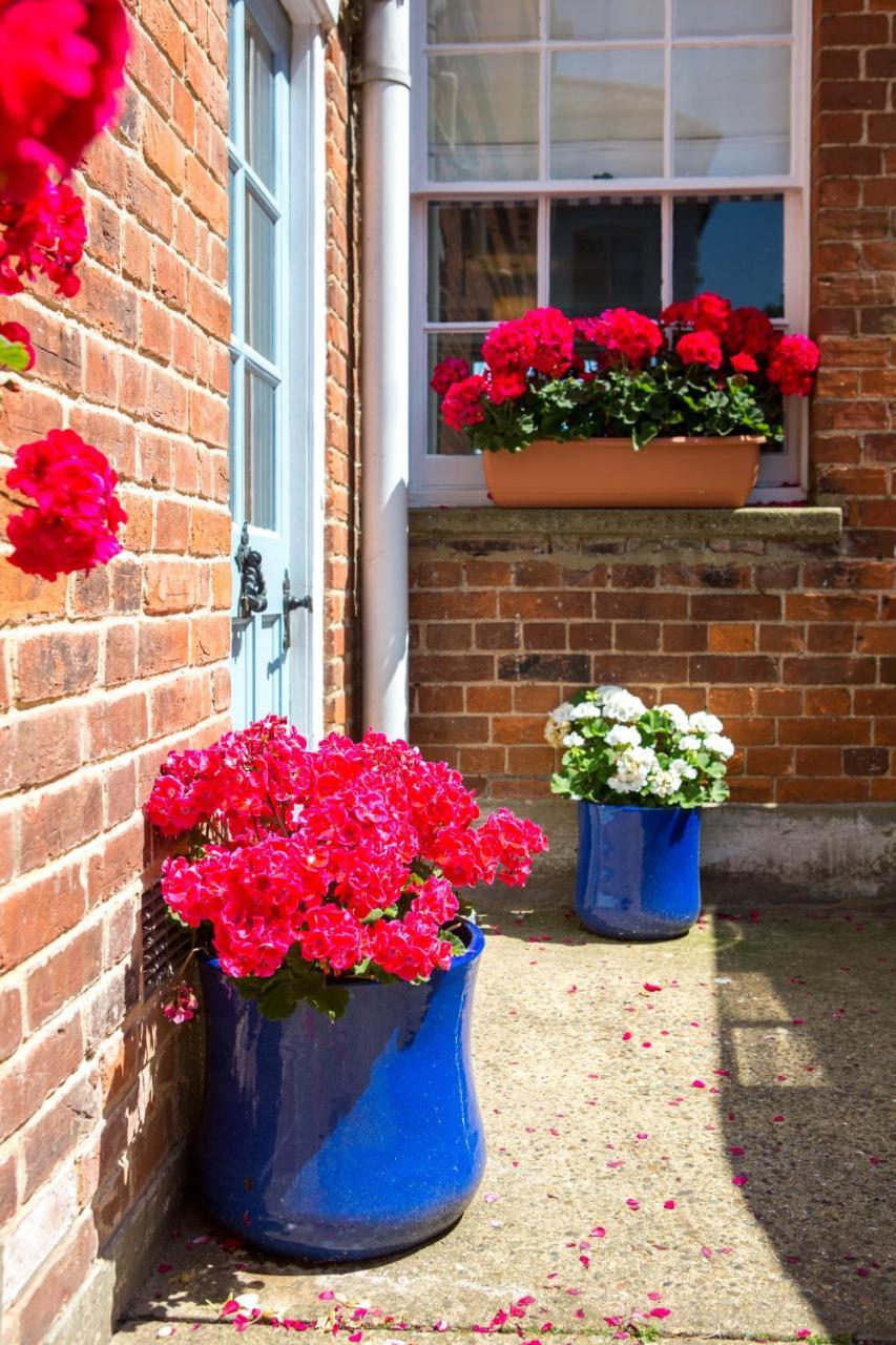 14 Market Cross Place - Beachfront Location With Lovely Sea Views - Aldeburgh Coastal Cottages Exterior photo